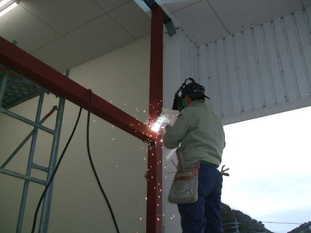 工場取付 入口を鉄骨で小さくする