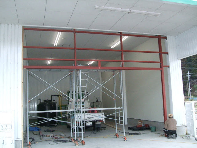 工場取付 倉庫壁、シャッター下地完成