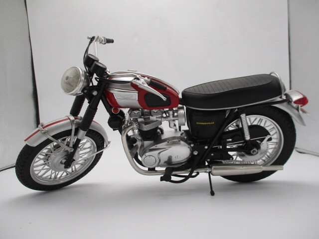 バイク プラモデル トライアンフ TRIUMPH BONNEVILLE