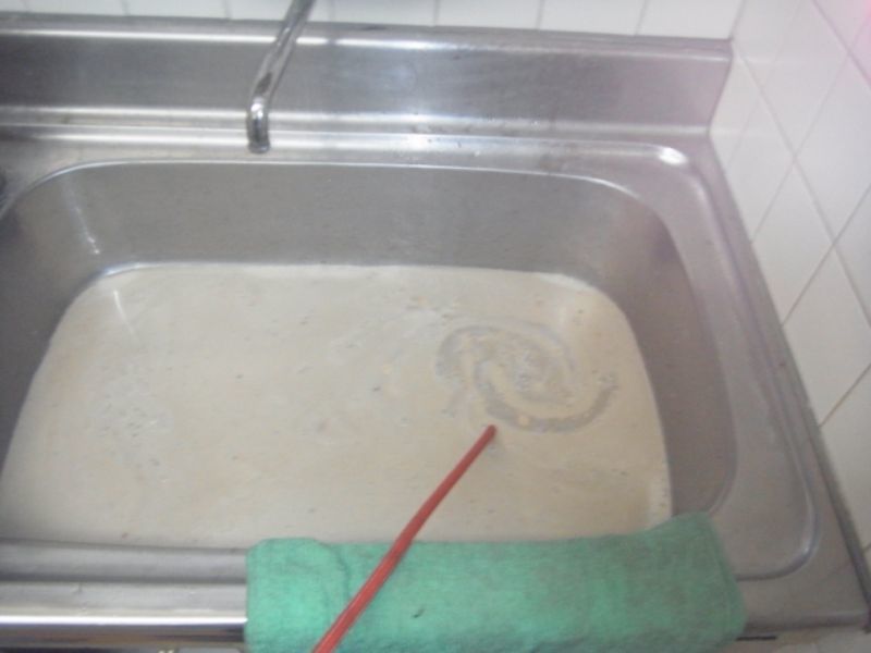 台所詰まり_高圧洗浄中