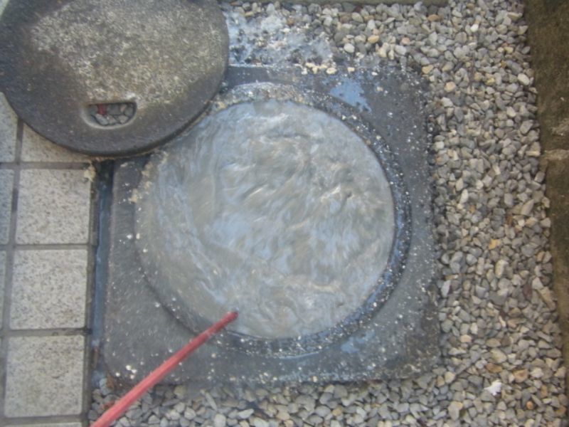 排水管高圧洗浄_洗浄中