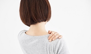 肩を押さえる女性S