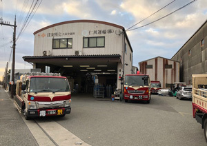 本社屋前写真トラック2台.jpg