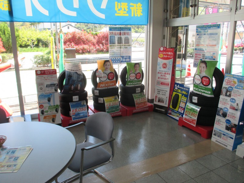 店舗内観タイヤ販売展示コーナー