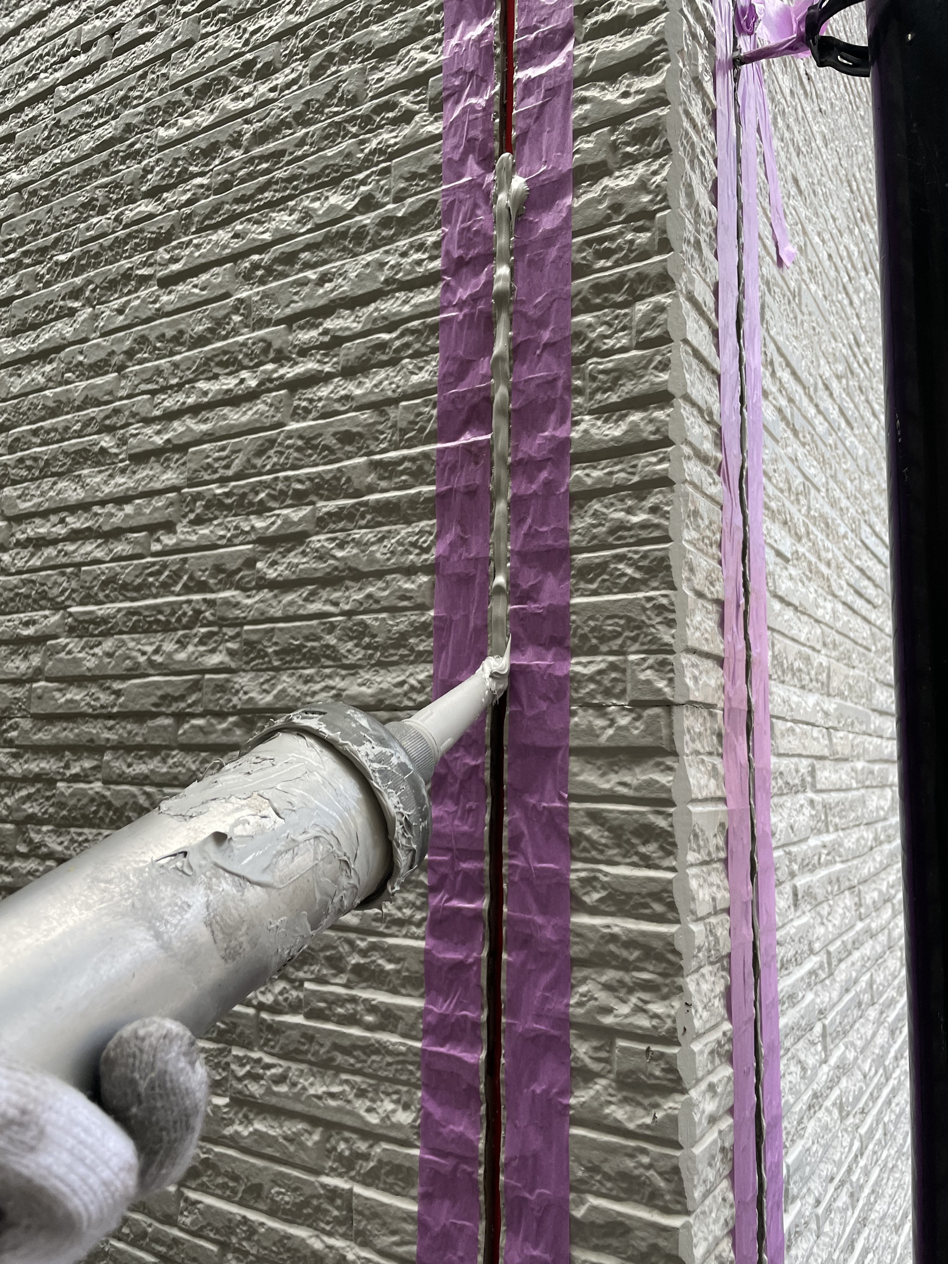 マスキングテープ貼り後シーリング充填 (4)