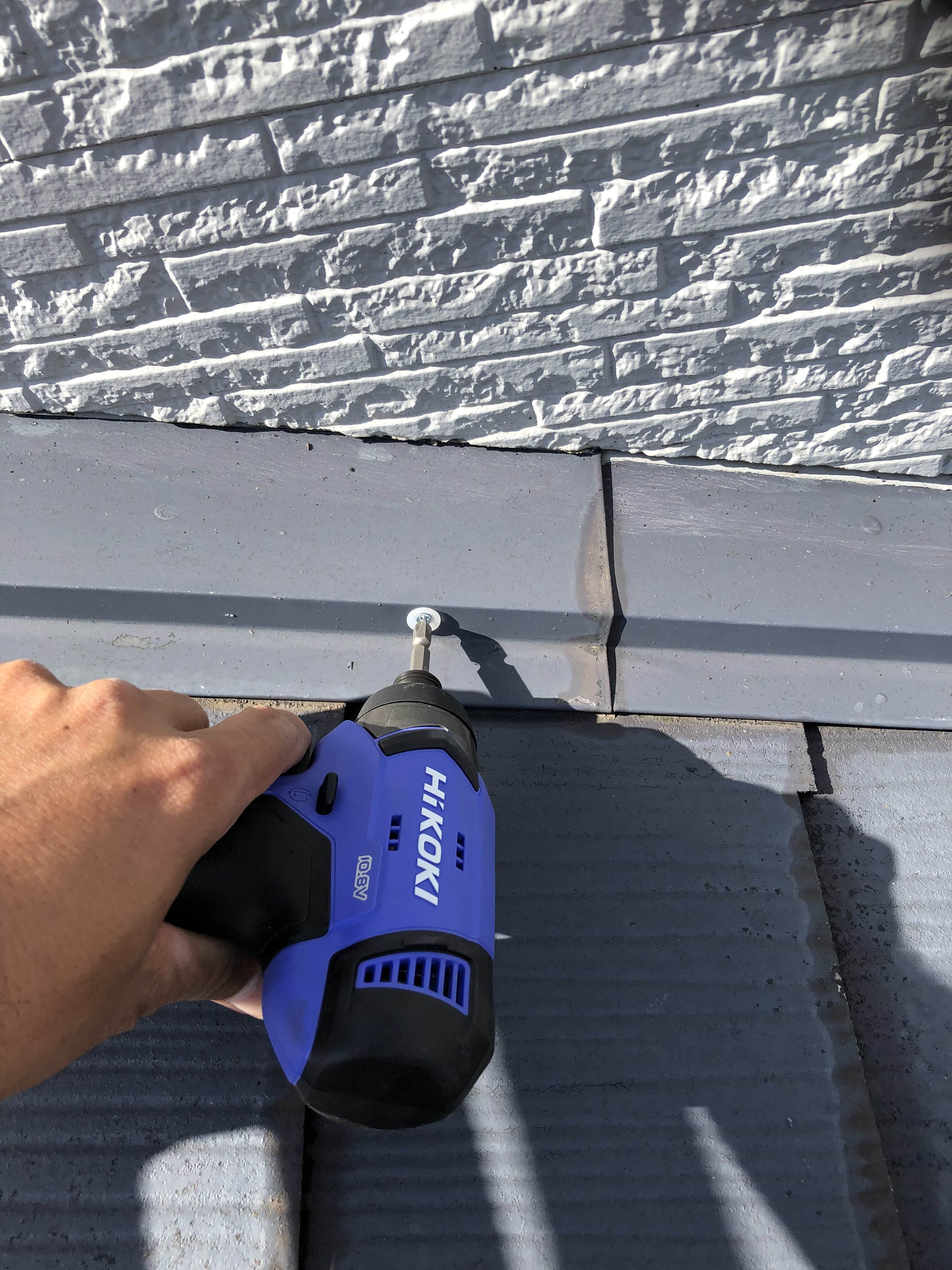 屋根ビス打ち換え及び旧タスペーサー撤去 (1)