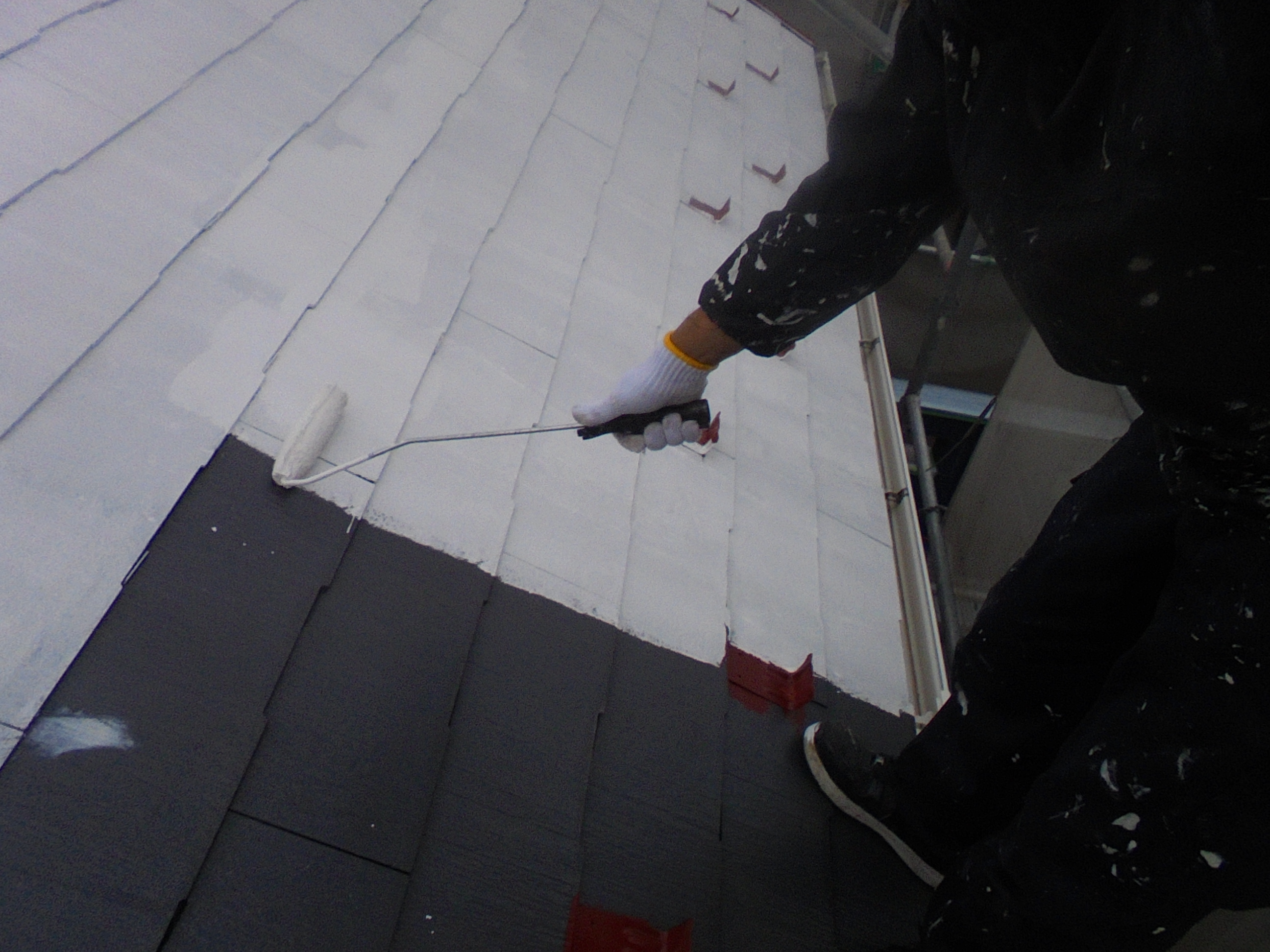 屋根アレスクールシーラー下塗り二回目 (1)