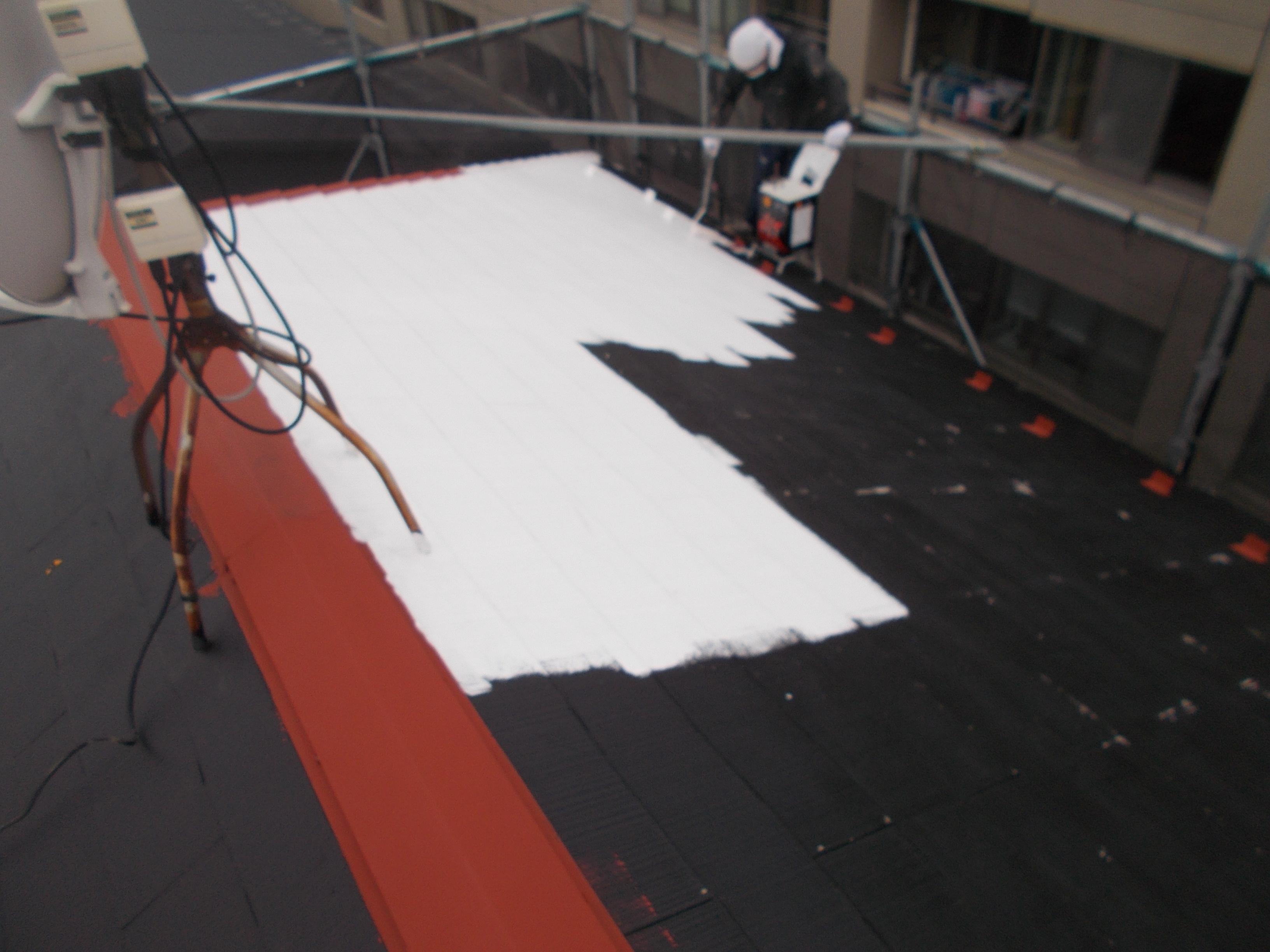 屋根アレスクールシーラー下塗り (2)