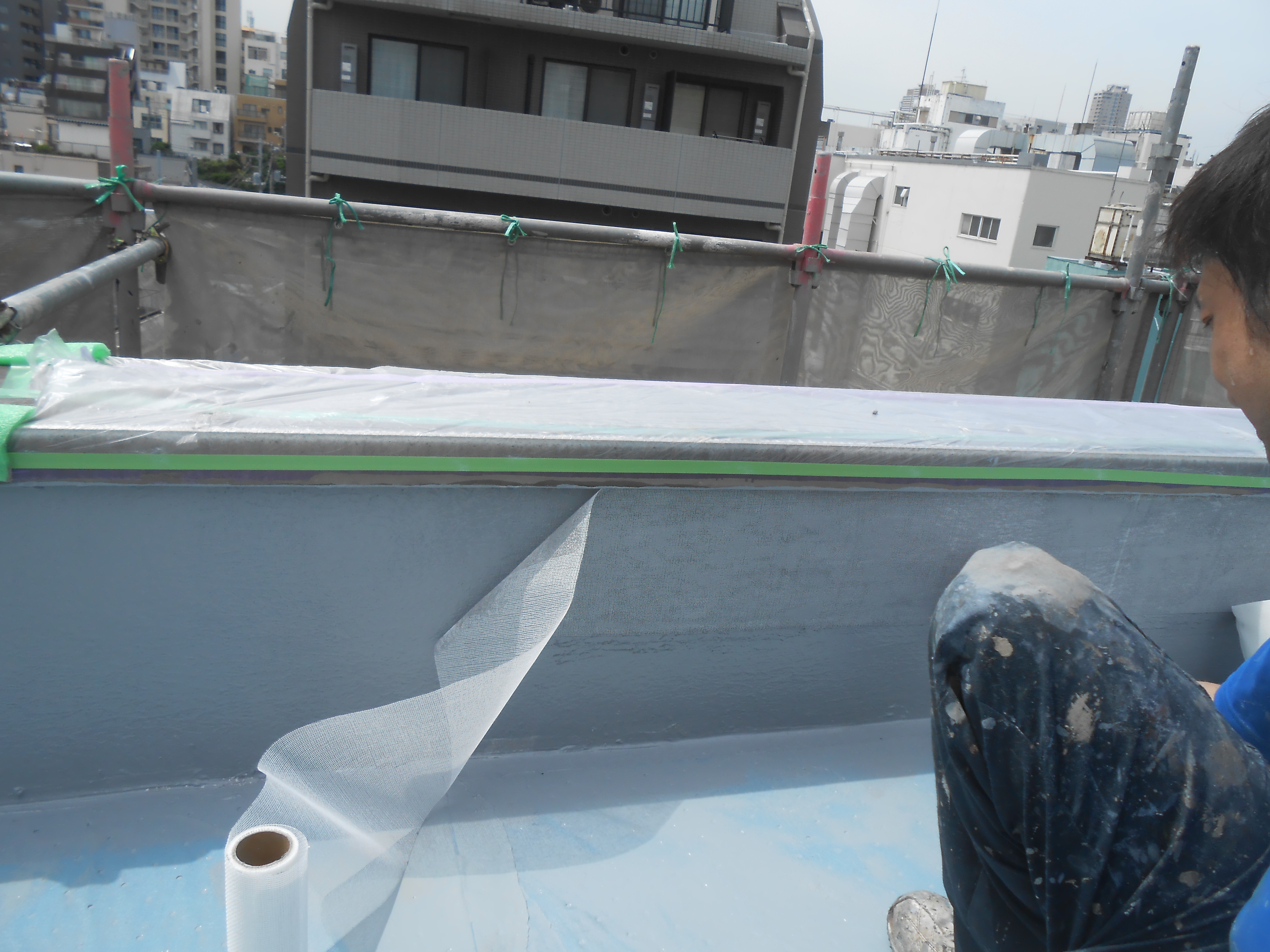 立ち上がりメッシュシート貼り (1)