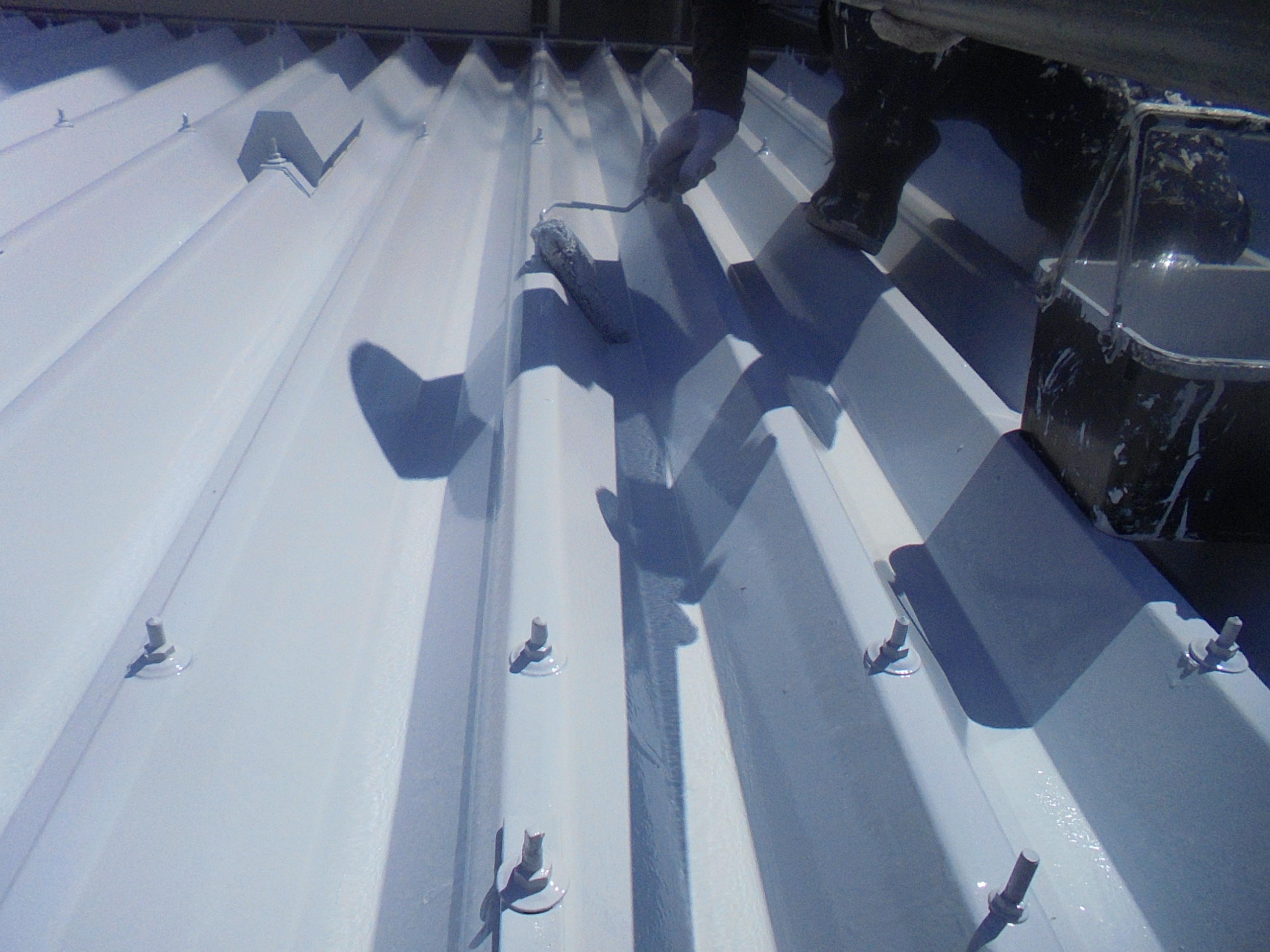 屋根スーパーシリコンルーフ上塗り (11)