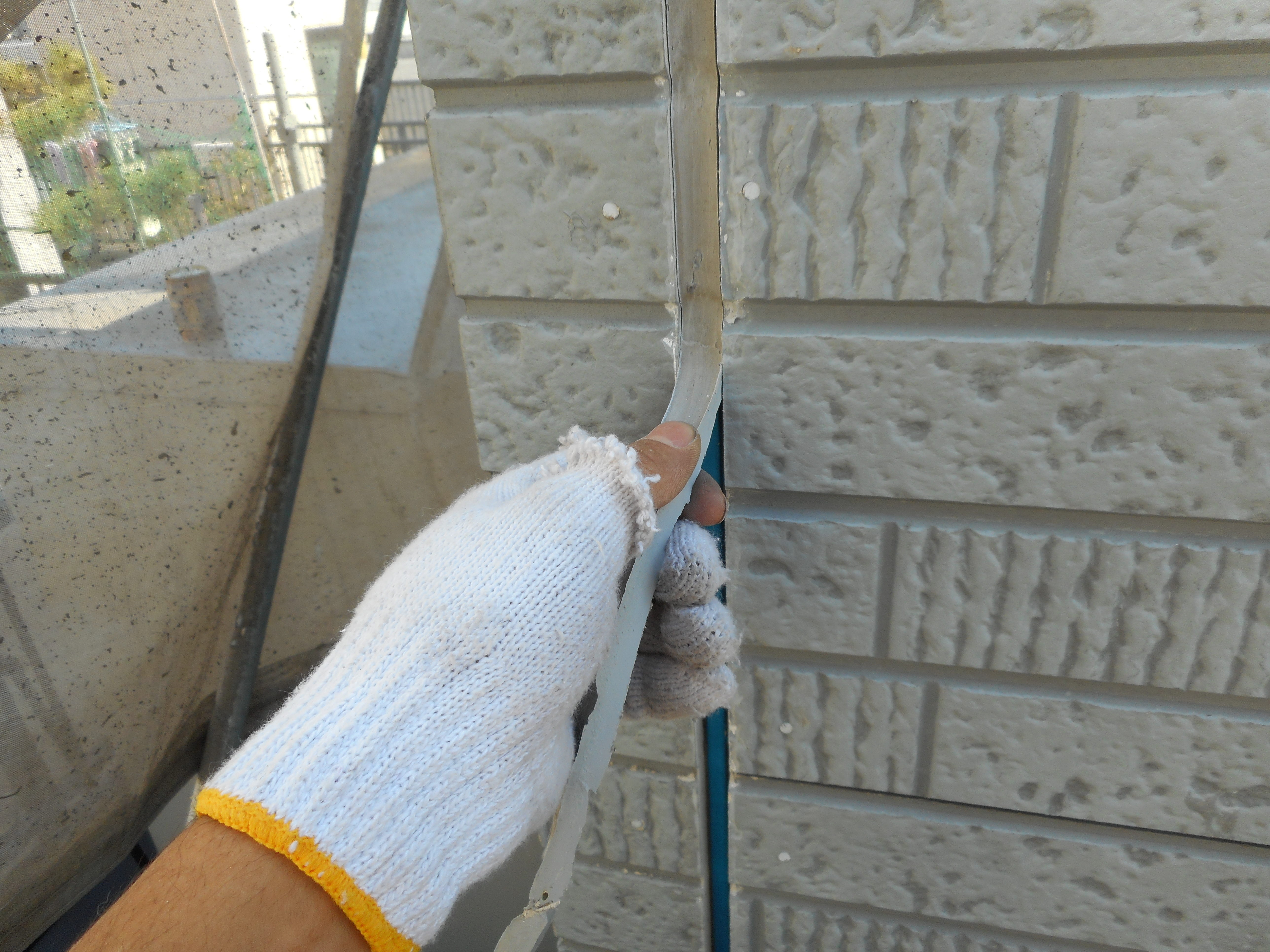 既存シーリング撤去後プライマー塗布  (11)