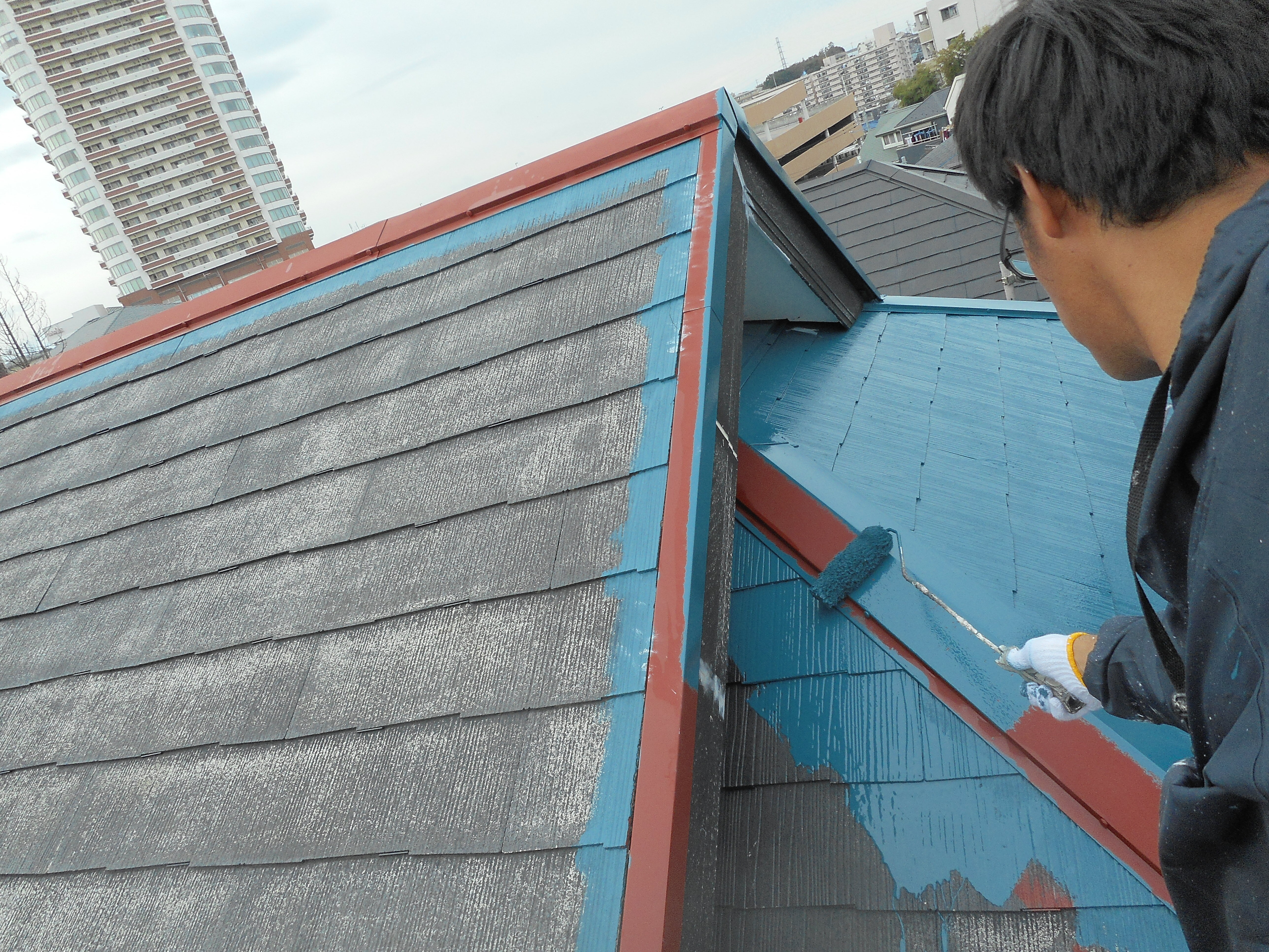 屋根スーパーシリコンルーフ中塗り (3)