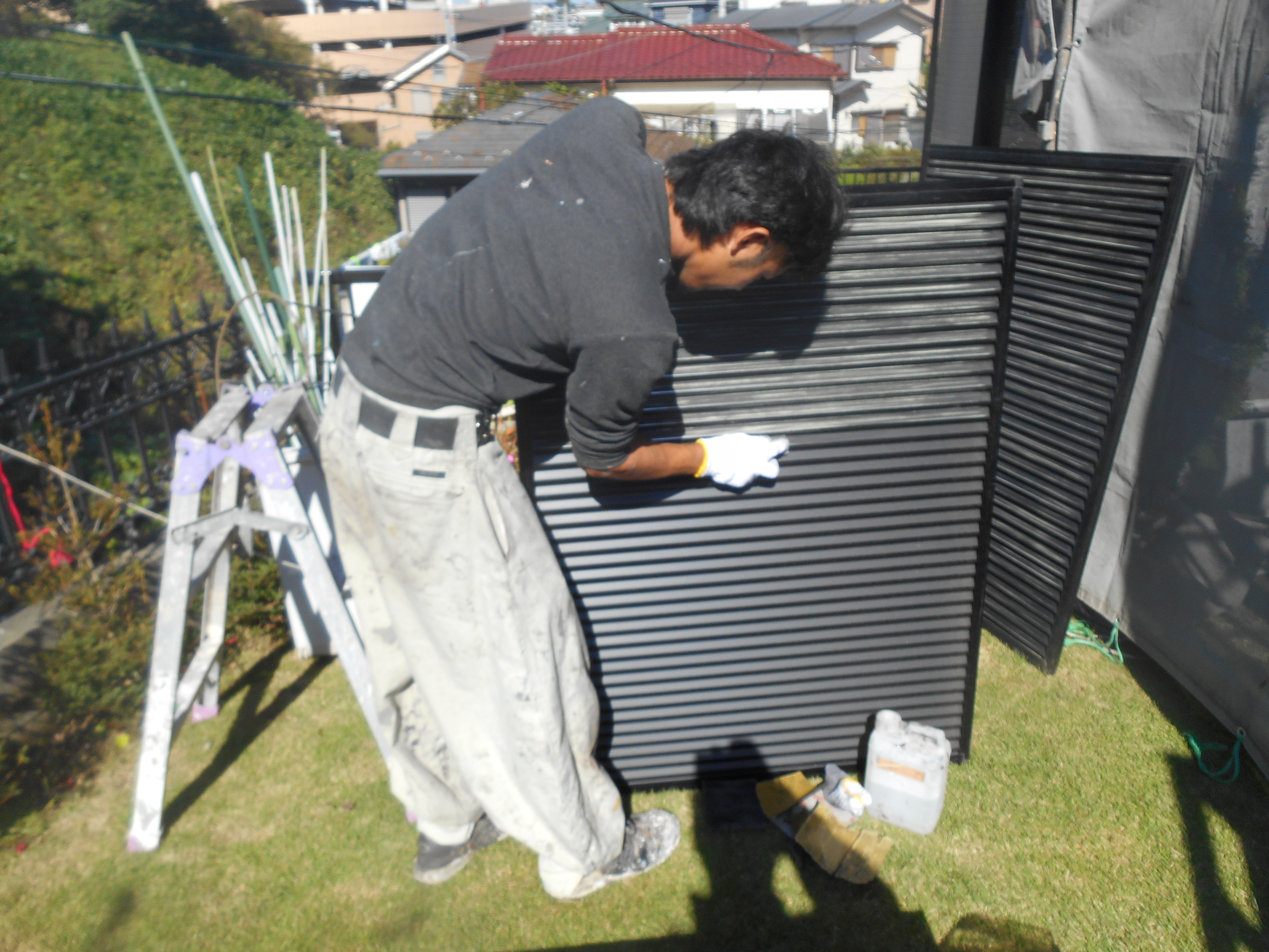 雨戸ケレン下地処理 (2)