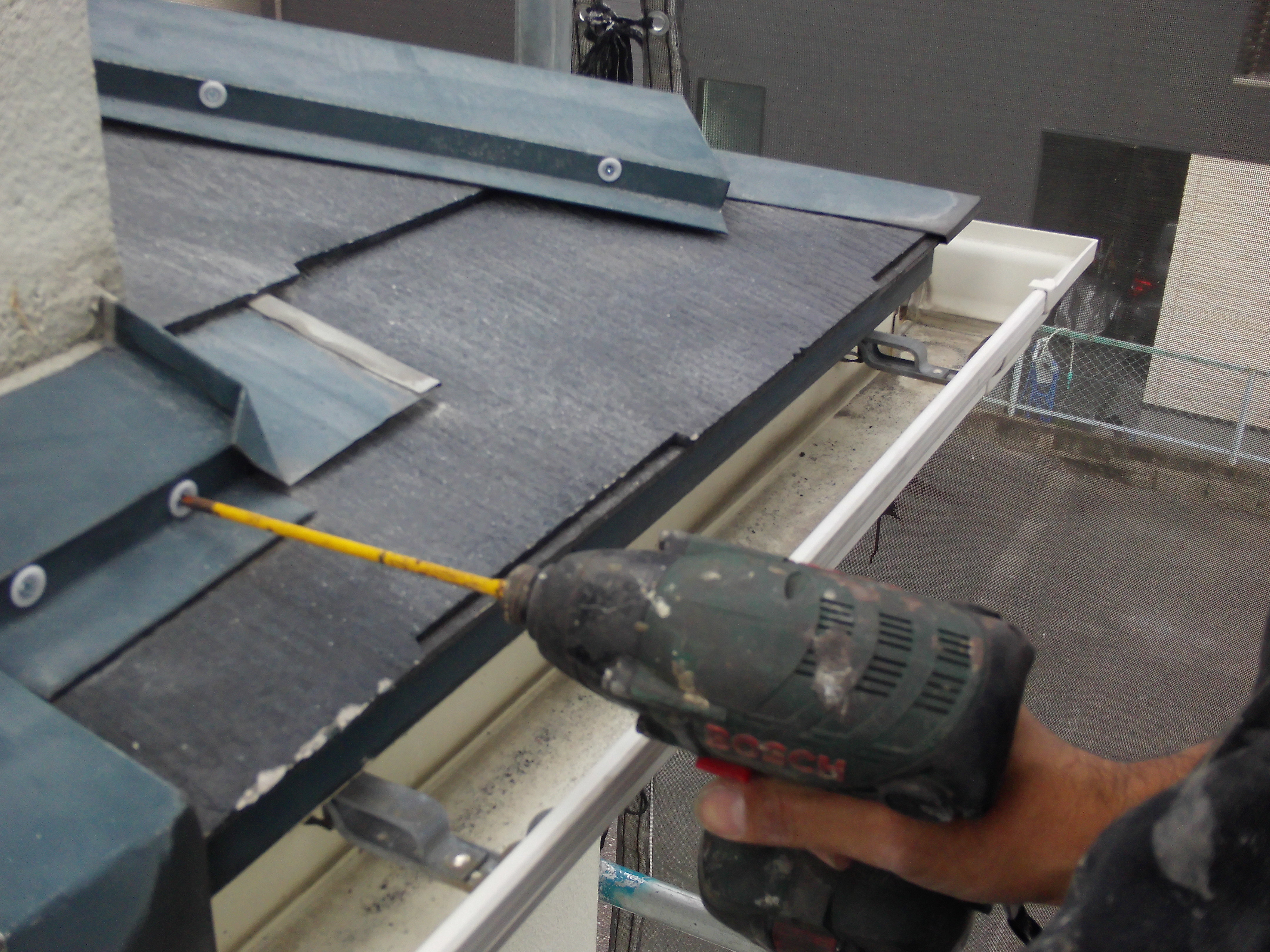 屋根板金ビス打ち替え (6)