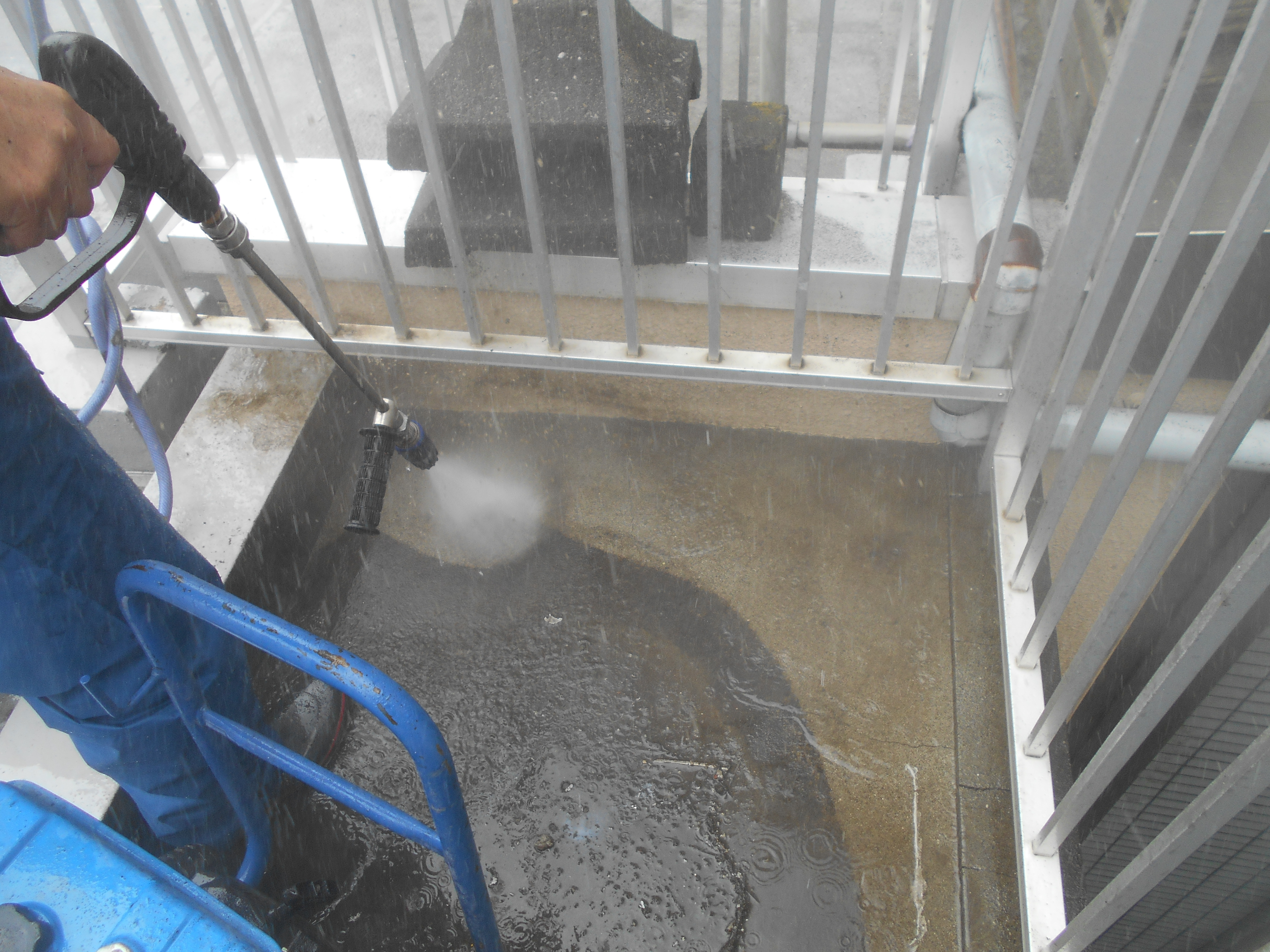 床面高圧洗浄 (4)