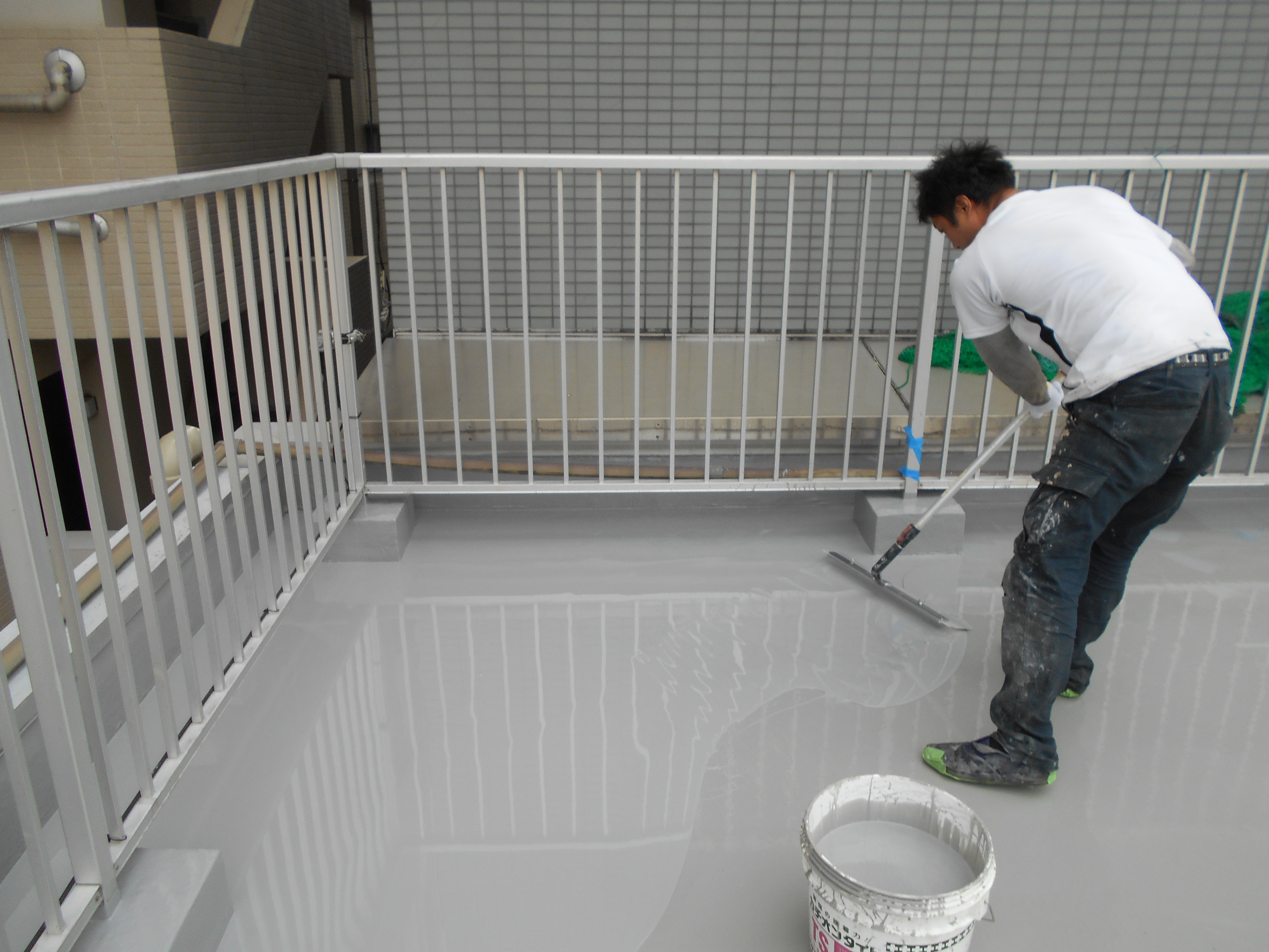 ウレタン塗膜防水2回目塗布 (1)