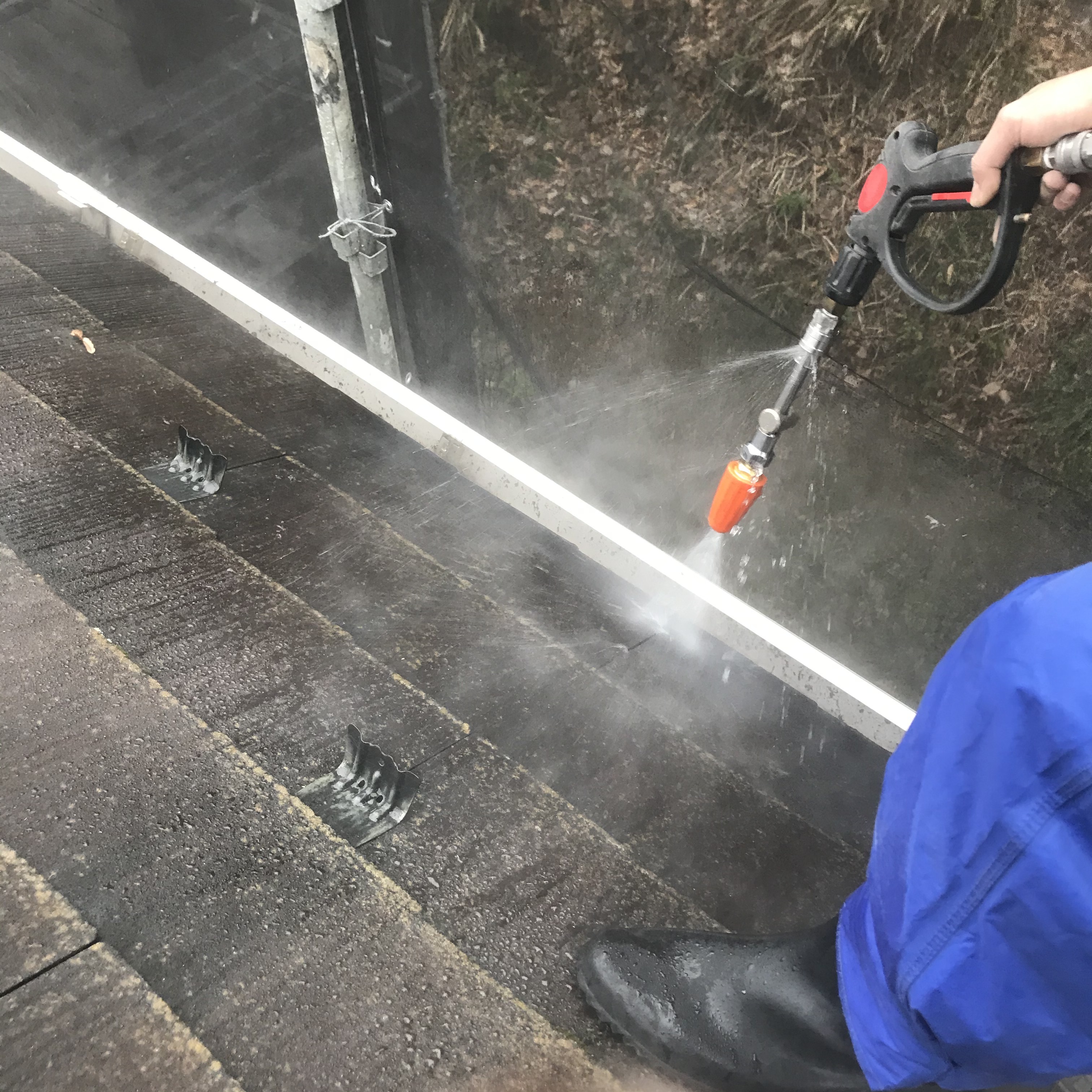 外壁・屋根高圧洗浄 (1)