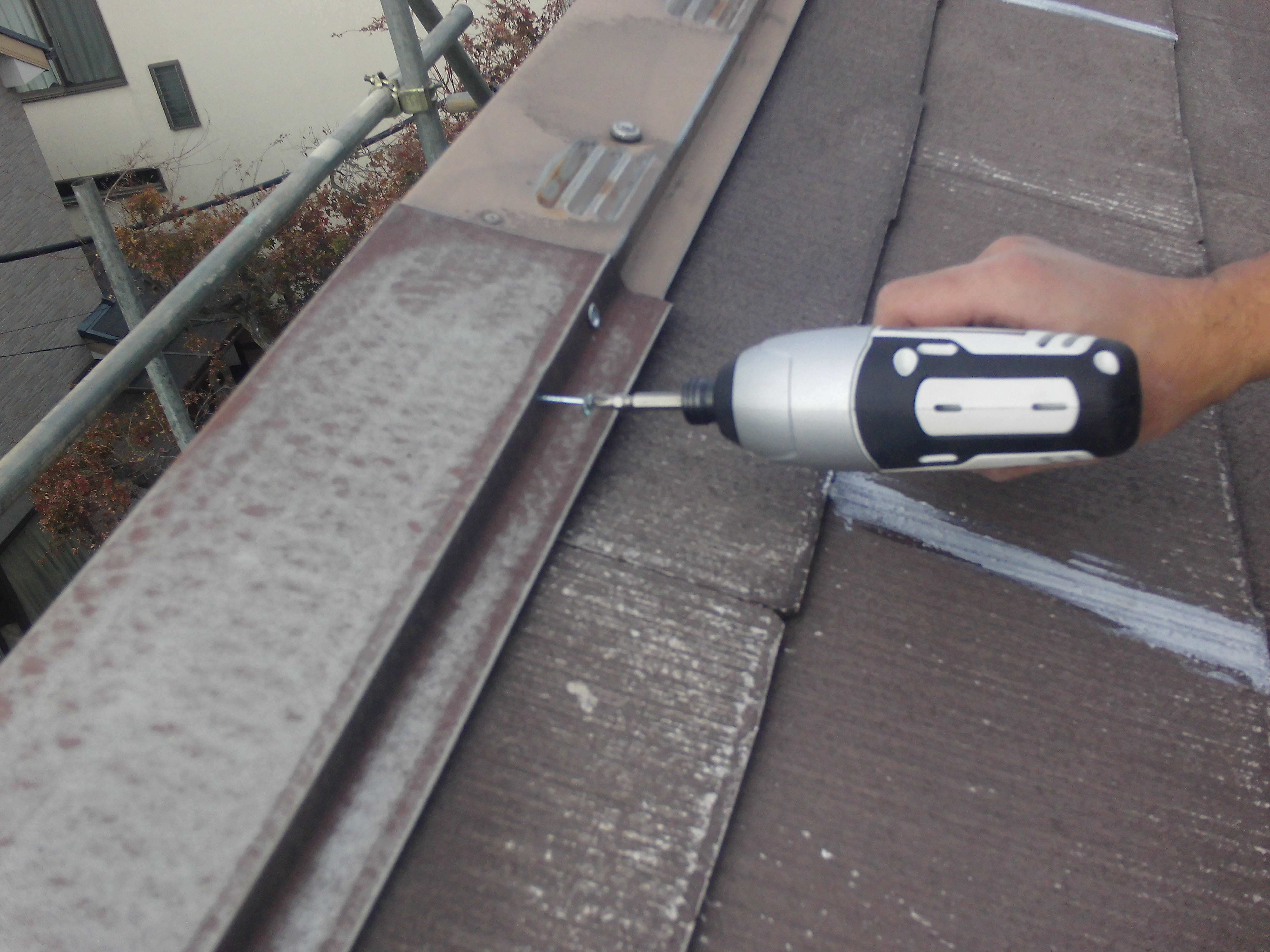 屋根棟ビス打ち替え (5)