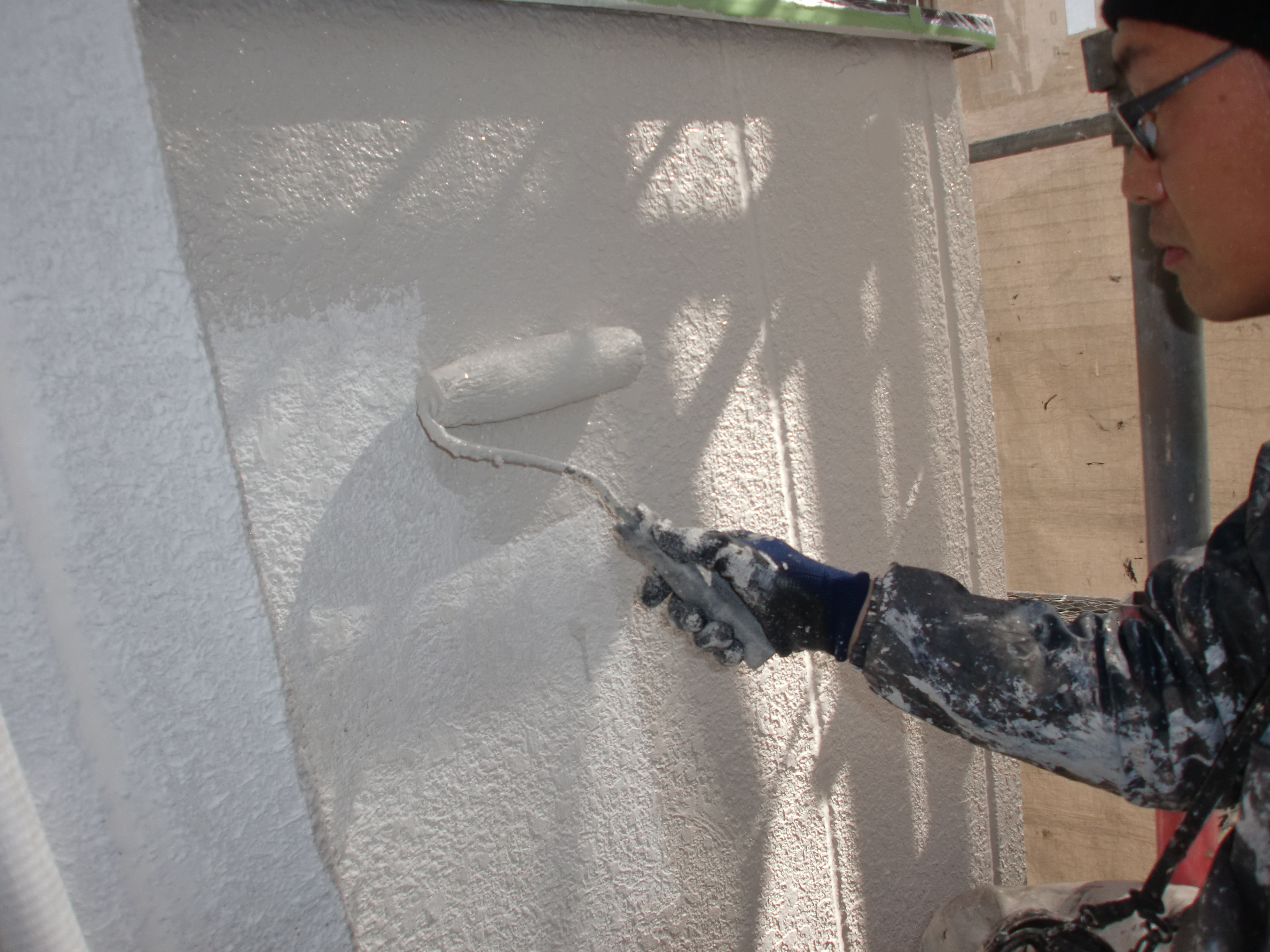 外壁アレスアクアシリコン中塗り (5)