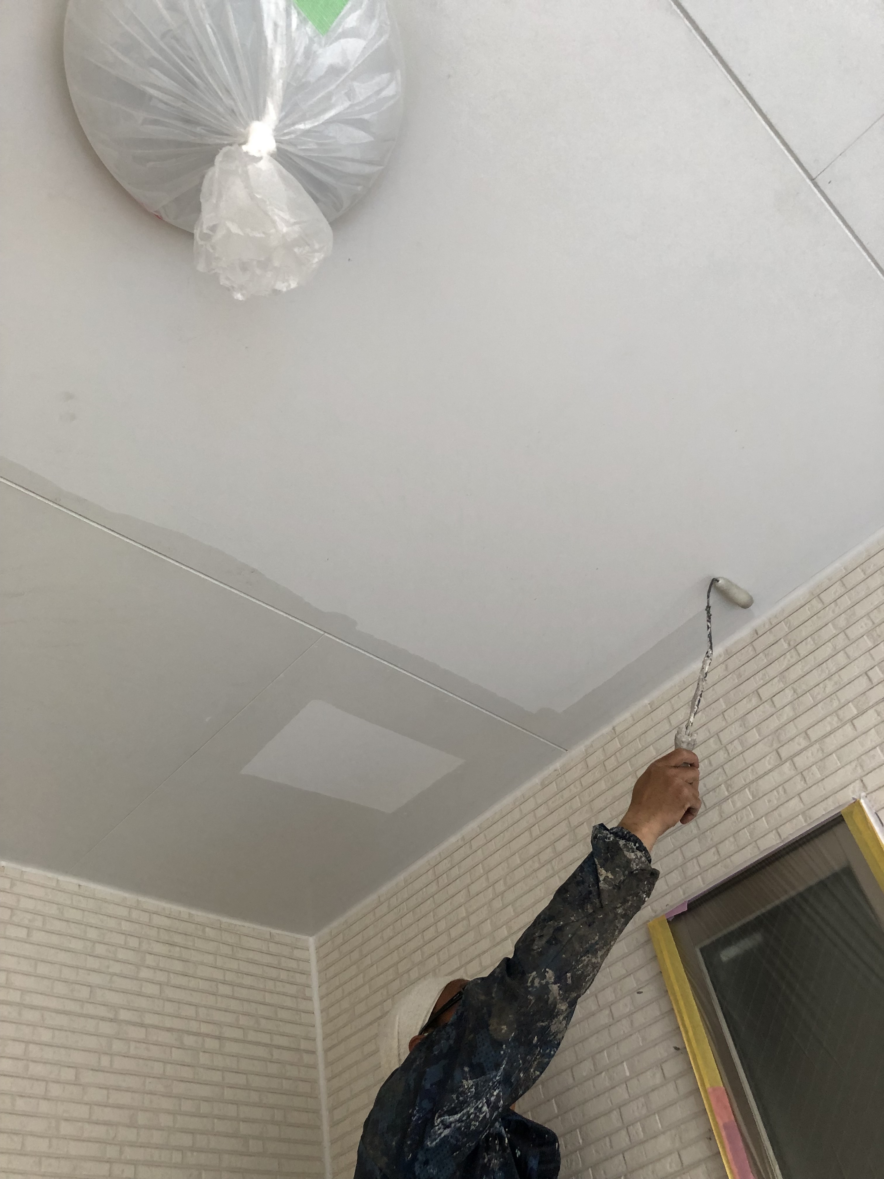 軒天井エポMシーラー塗布 (1)