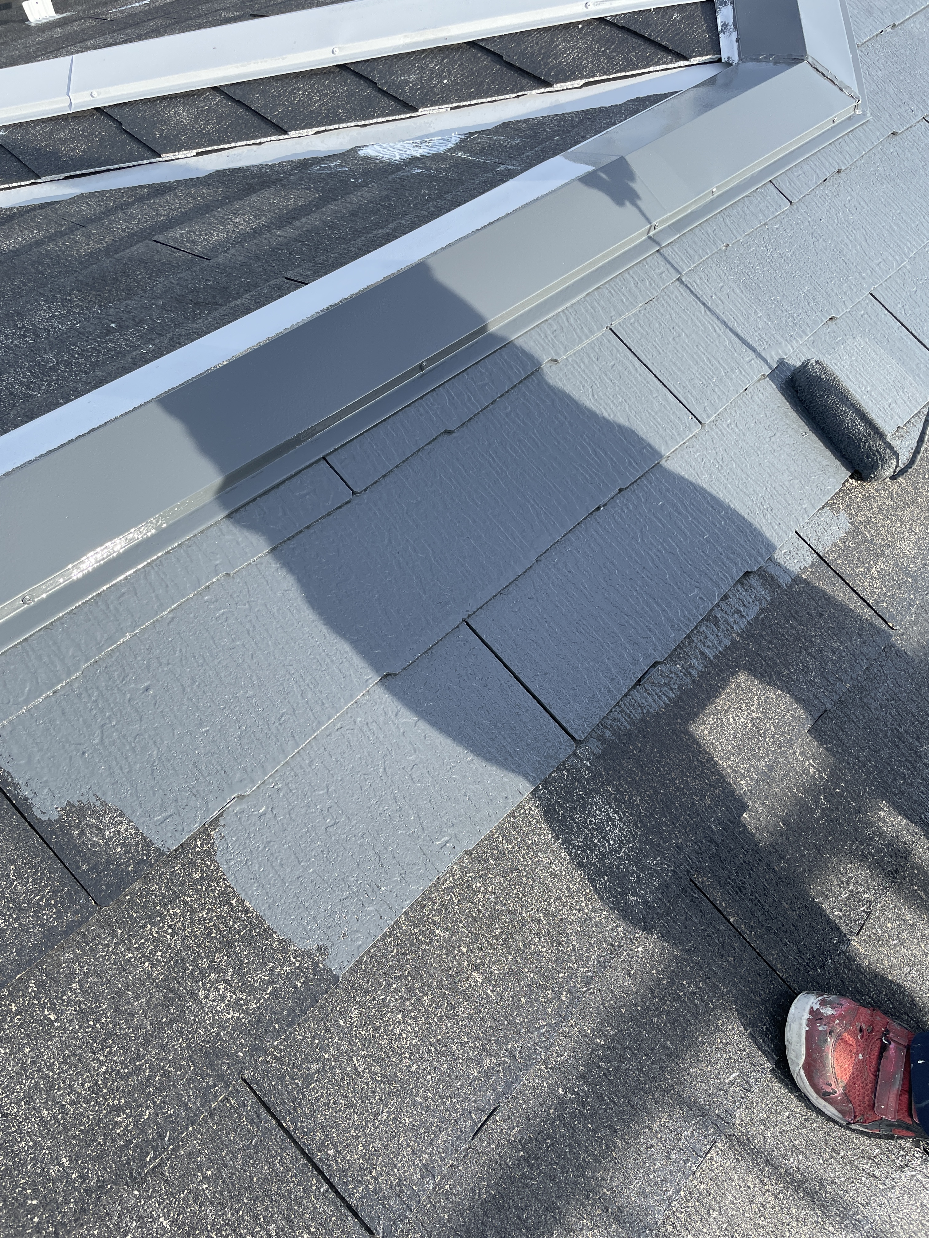 屋根アレスダイナミックルーフ中塗り (4)