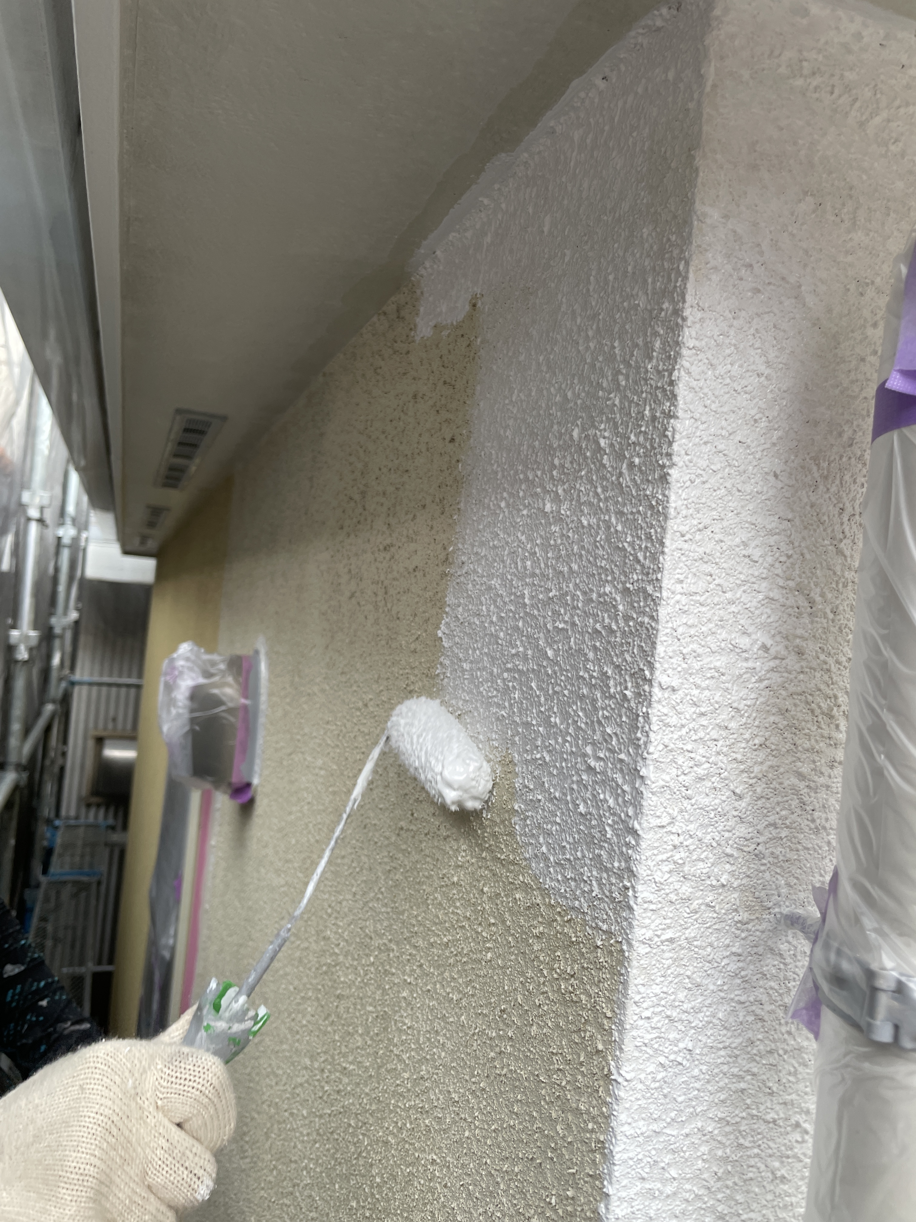 外壁塗装2回目微弾性フィーラー下塗り (12)