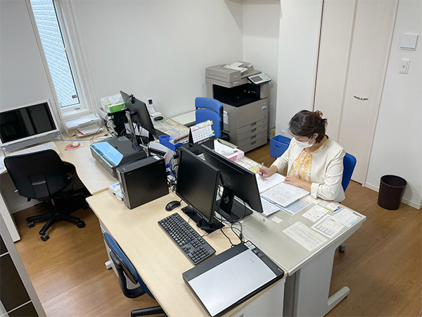 南向きの清潔な事務室