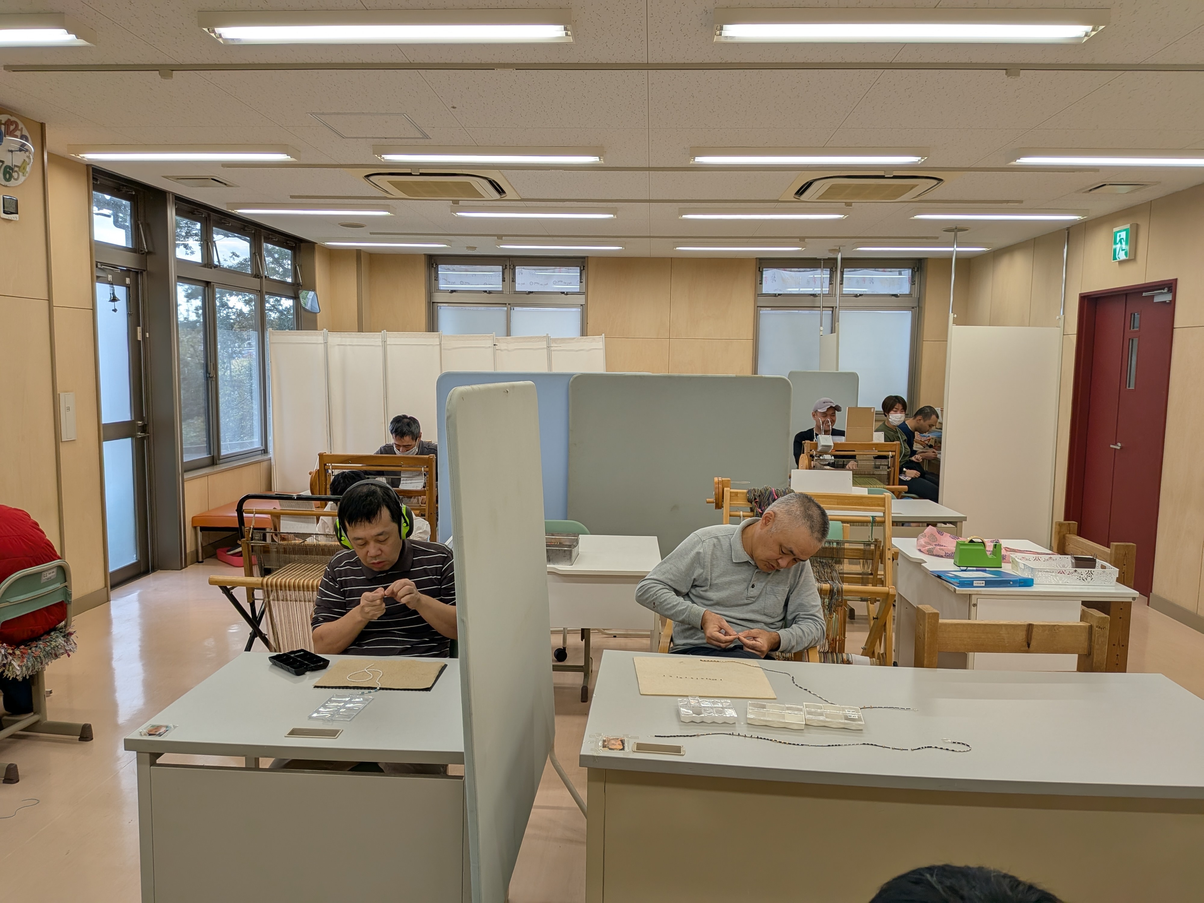 機織り・ビーズ製作 意欲的に活動中です