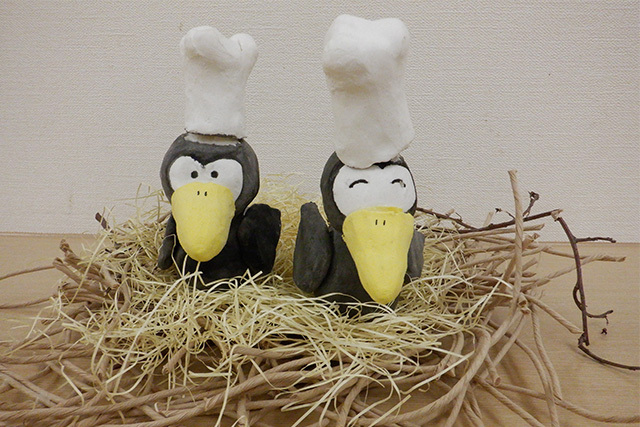 「からすのパンやさん」のおとうさんとおかあさんも見守っています。