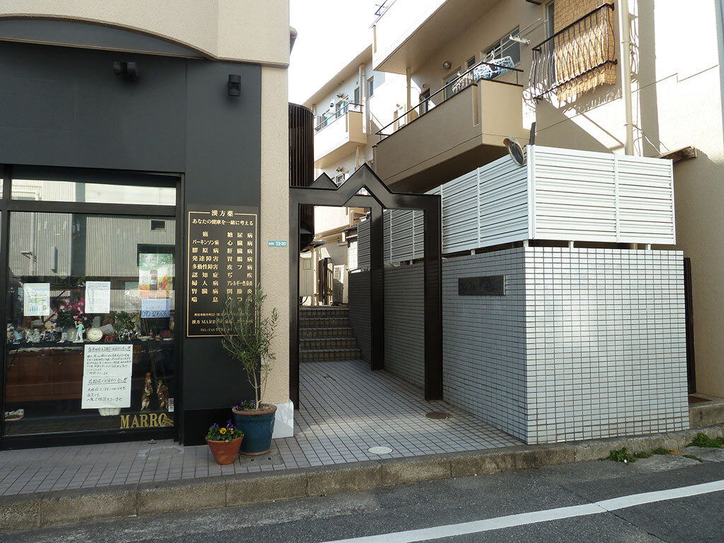 事務所ビルらせん階段にて2階へ。オートロック有につき直接電話願います。