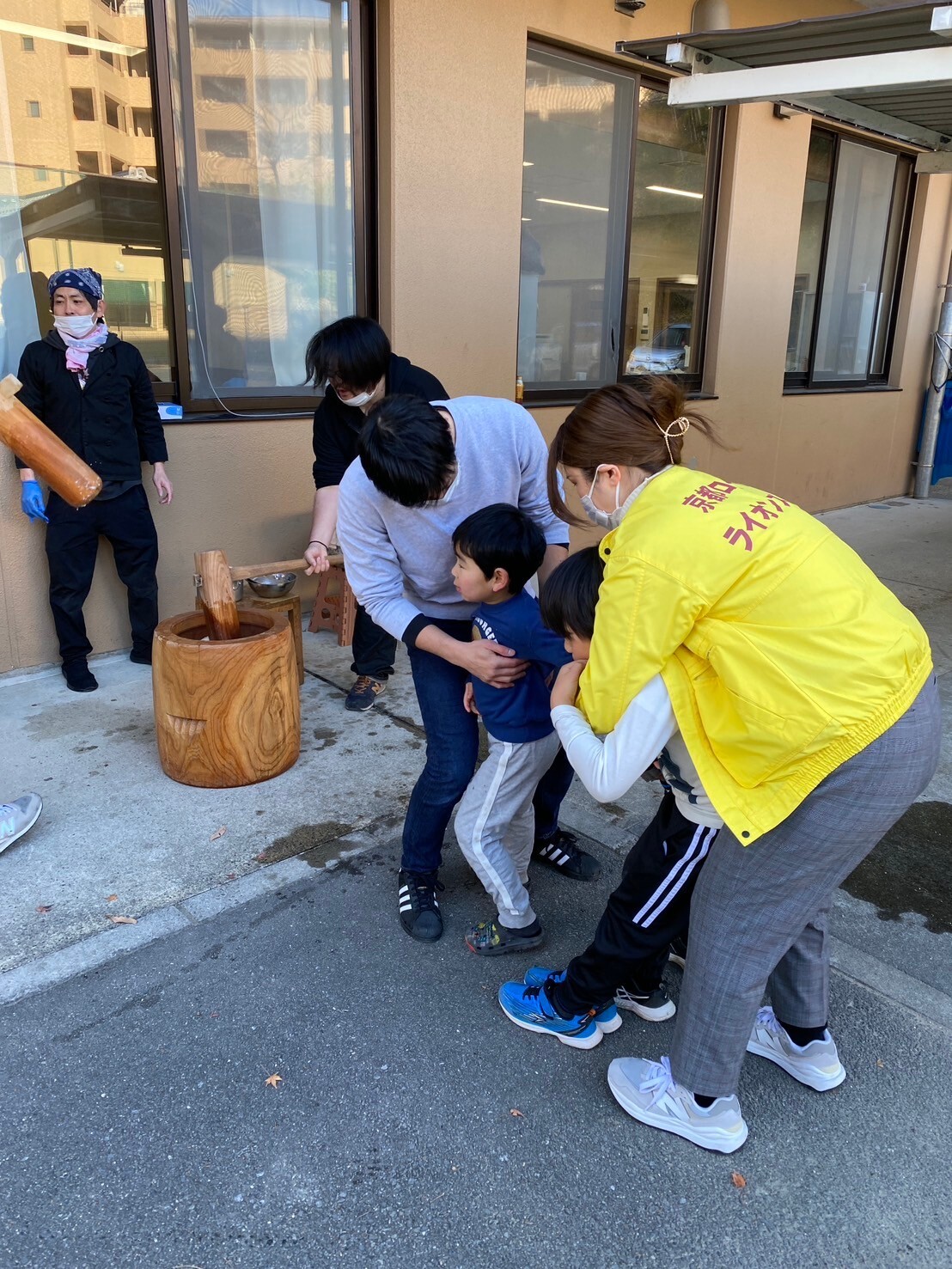 LINE_ALBUM_2024年12月27日つばさ園餅つきアクティビティ_241227_6