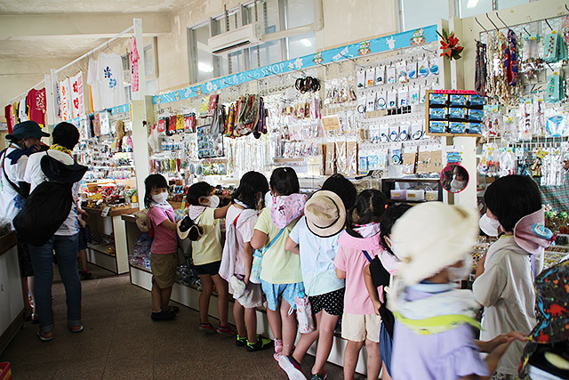 家族へのお土産購入