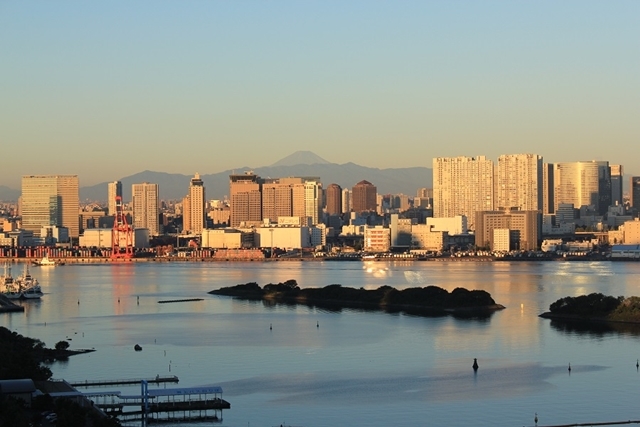 朝焼けの品川と富士遠景