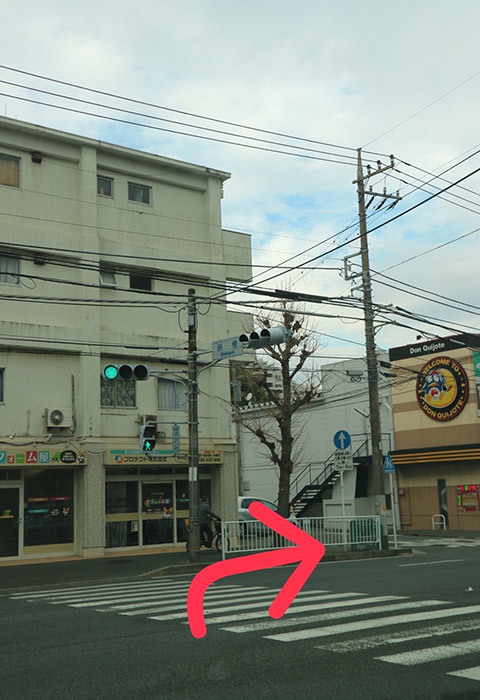 5.道なりに進むと信号がありますので右折