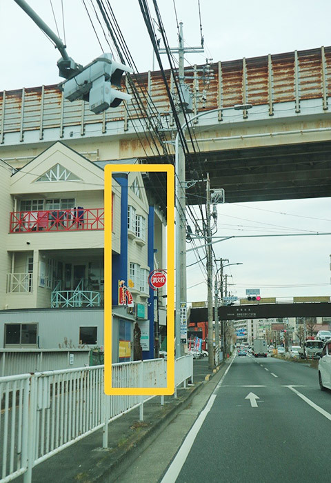 6.ドン・キホーテさんを通り過ぎてすぐ左側、青い柱の建物になります