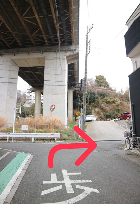 2.道なりに進みすぐ右折