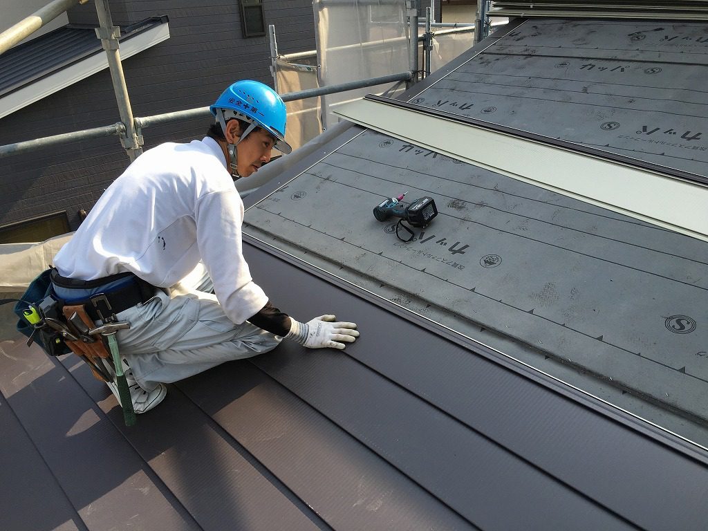 屋根葺き替え作業