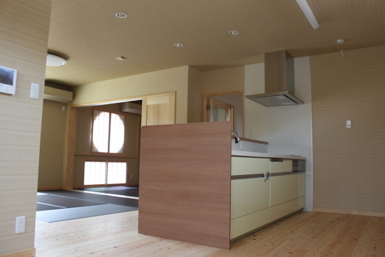 LIXIL製キッチン・床材はヒノキフローリングを使用
