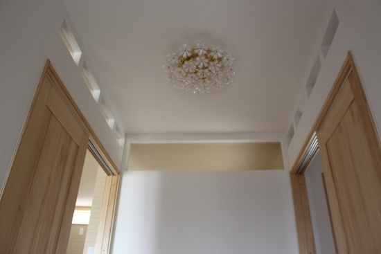 明かり取りがアクセントの玄関ホール