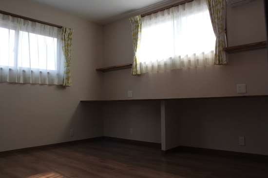 子ども室に多目的カウンターを設置