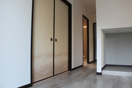 玄関から見た和室入口戸襖