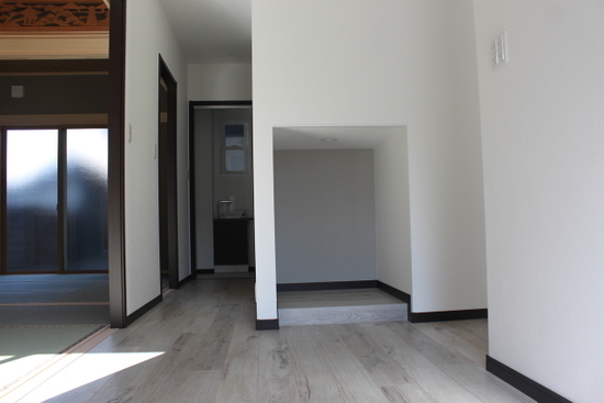 玄関ホールに階段下スペースを利用して展示コーナー