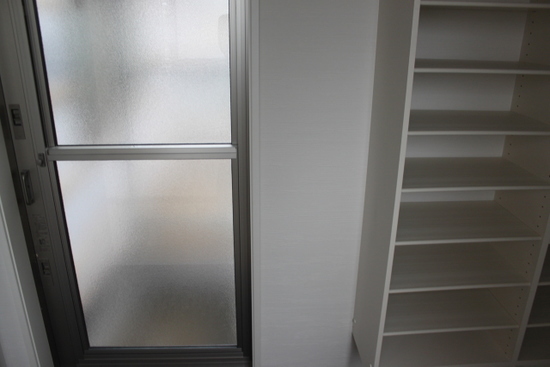 スロープ入口下駄箱。扉をなくして使いやすさを重視