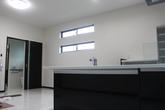 リビングに高窓を設置しプライバシーと採光を重視