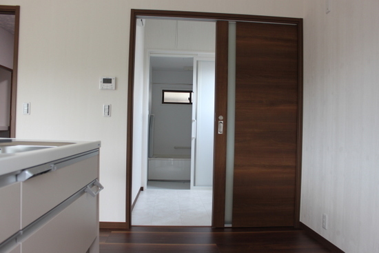 キッチンから最短でいける洗面室浴室の動線