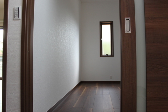 玄関ホールからの収納