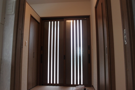 開け閉めが簡単な引違の玄関扉