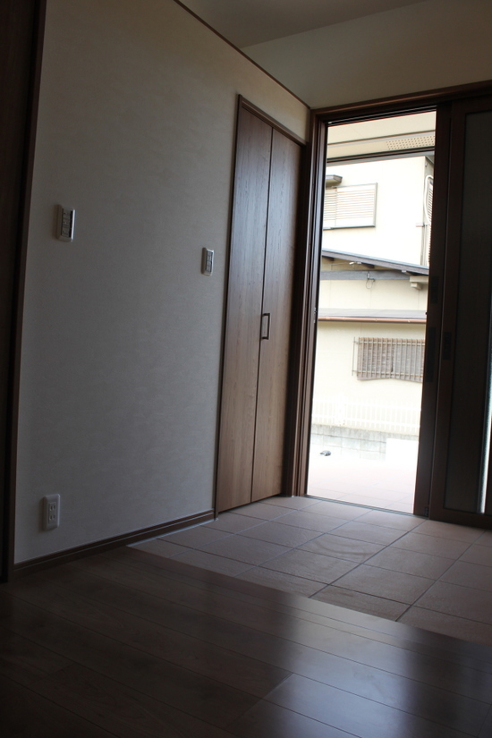 玄関タイルと床がバリアフリーです