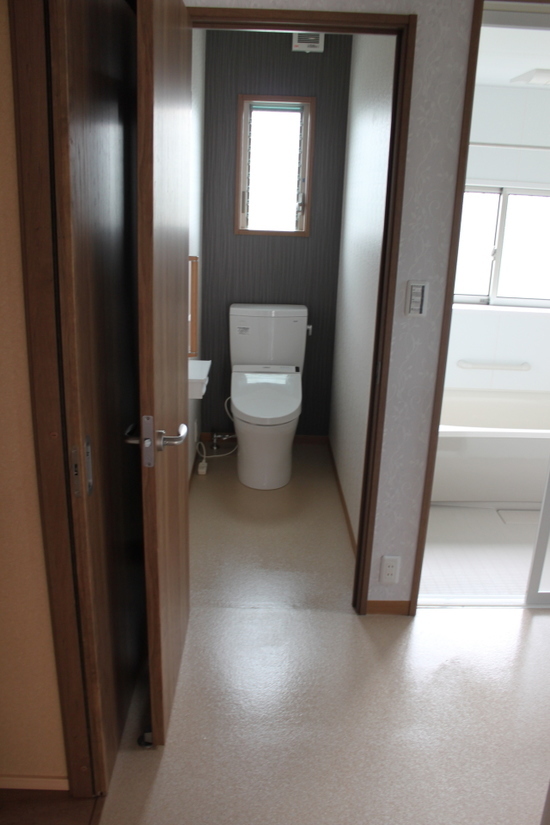 脱衣室からトイレ及び浴室に最短で入れます