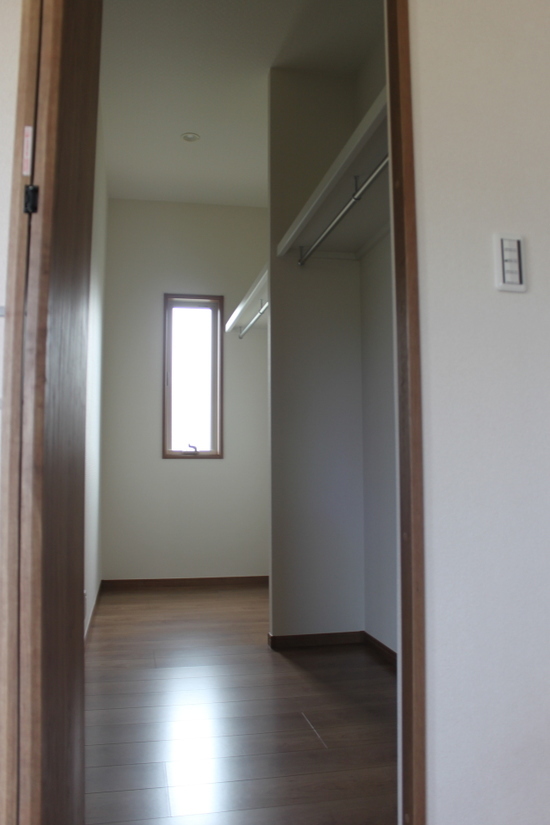 両側から行き来可能なウオークインクローゼット